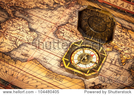 古董海盗复古的罗盘在古代世界地图。使用的地