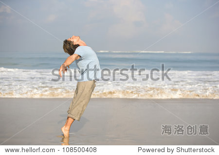 有吸引力的年轻人在沙滩上跳舞,在提示脚趾向