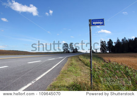 农村公共汽车站公路没有风景 110年Muurla,芬兰在夏天 交通运输,符高清图片