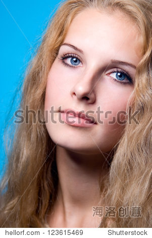 特写白种人的年轻女子的画像孤立的蓝色背景