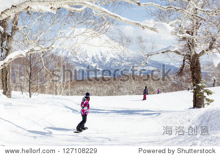 二,日本--3月10日:一般的看法人们滑雪绿树成荫
