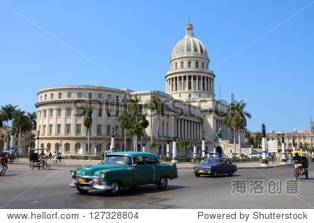 哈瓦那- 2月26日:古巴人开车经典美国车在2月