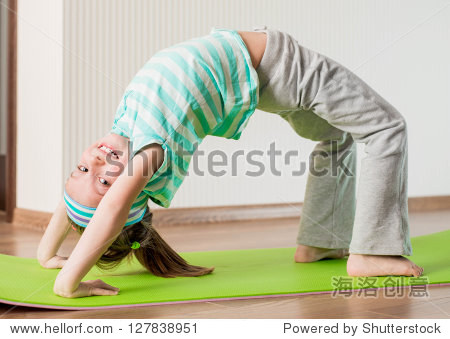 运动的女生在家健身球-教育,娱乐/微笑活动-人物画女孩图片
