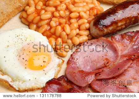 完整的英语做早餐和培根,香肠,煎蛋和烤豆。 -