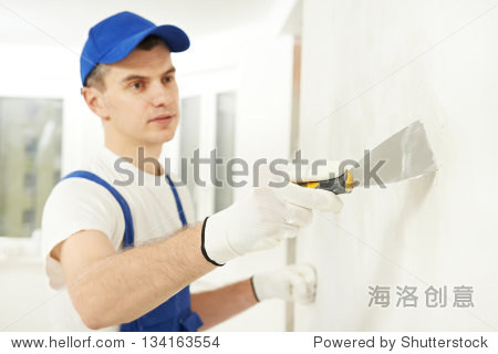 泥水匠家装杂工工人用油灰刀公寓墙上灌装工作