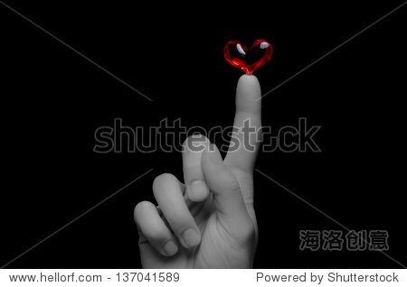 浪漫的艺术形象的半透明的红色的心平衡与选择