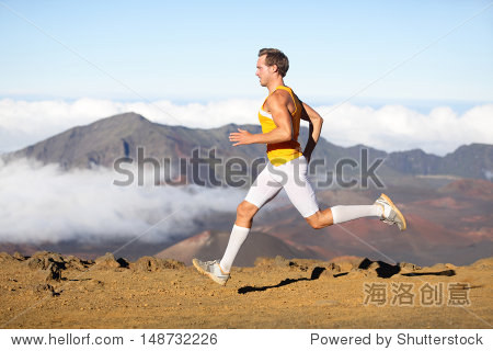 跑步运动员冲刺跑人。男性体育健身模式训练短