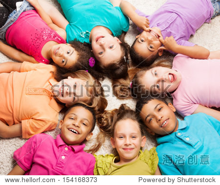 八国集团多样性寻找快乐的孩子,男孩和女孩躺
