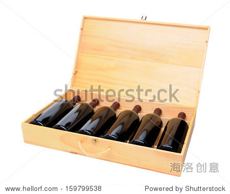 6瓶红酒的瓶子的盖子打开。木头箱是孤立在白