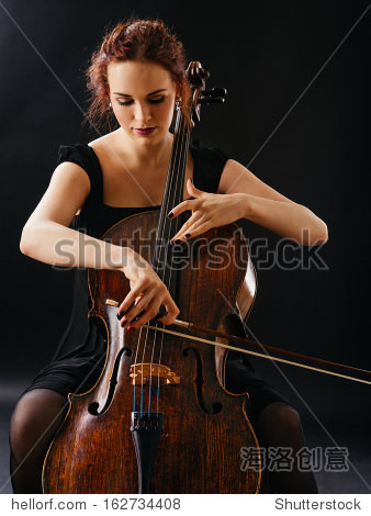 一个美丽的女音乐家演奏大提琴的照片。 - 艺术
