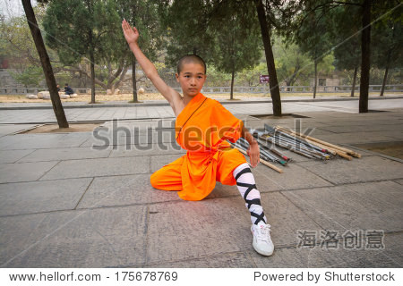 河南登封,CHINA-OCT 21:一位身份不明的小和