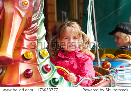 一个小女孩,粉色外套骑着马。-人物-站酷海洛创