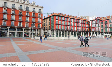 西班牙巴利亚多利德- 10月29日:人民广场散步