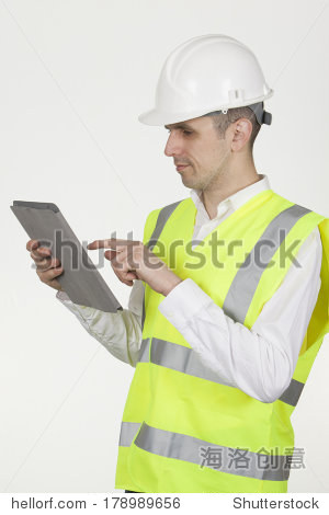 工程师,建筑承包商或架构师戴着一个安全帽和
