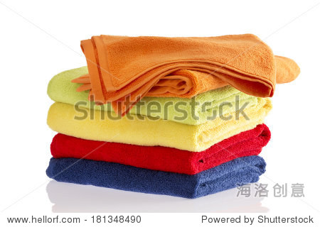 叠得整整齐齐摞柔软蓬松的毛巾在彩虹的颜色与