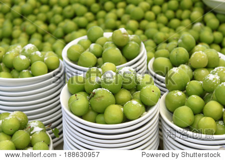 青梅李子用盐在成堆的头上。 - 食品及饮料 - 站