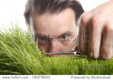 年轻人削减英语用指甲剪草坪 - 自然,人物 - 站酷