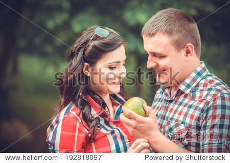 年轻的孕妇和丈夫户外吃苹果 - 食品及饮料,人