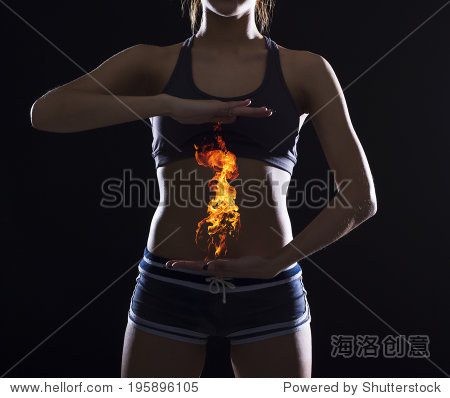 腹部疼痛或在胃里的女人。胃灼热。 - 人物,运