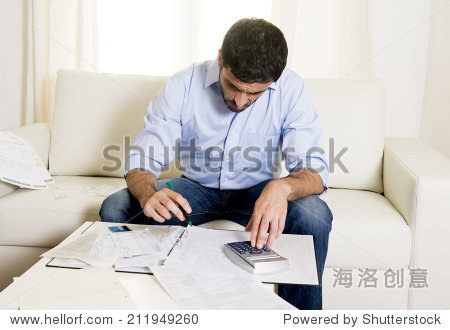洲的商人在家里坐在沙发上用信用卡和计算器会