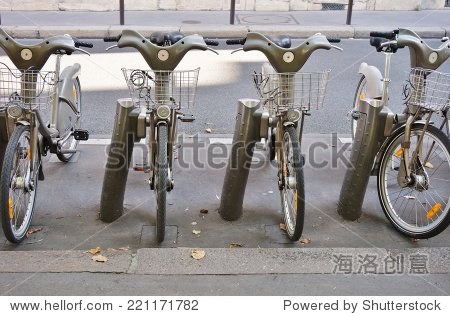 法国巴黎- 9月29日,2014 -共享自行车排列在巴