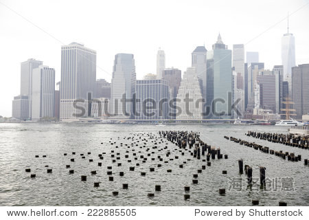 曼哈顿城市从布鲁克林高地海滨公园在纽约。 