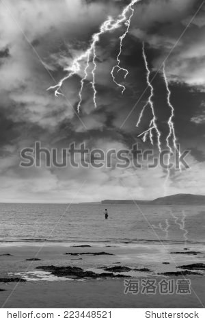 孤独的渔夫在河里钓鱼雷雨期间爱尔兰香农县克