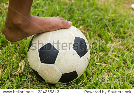 男孩赤脚踢足球。 - 背景\/素材,运动\/娱乐活动 -
