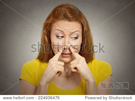 特写肖像头像女人用手指捏鼻子的手看起来与厌