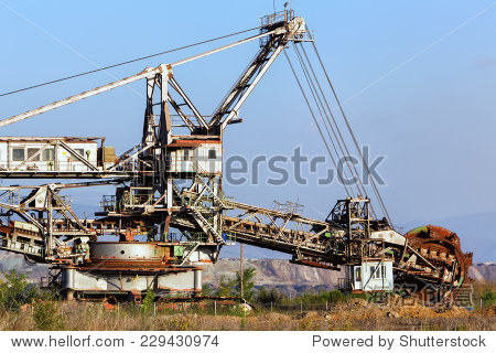 一个巨大的斗轮挖掘机在工作中在褐煤的露天矿