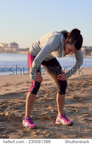 疲惫的跑步健身跑步锻炼后抓气息-人物,运动\/娱