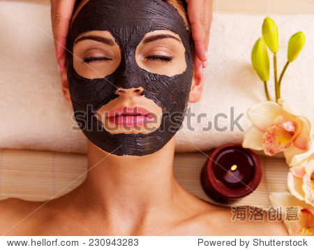 美容师做按摩的女人的脸sap沙龙。女性擦洗美