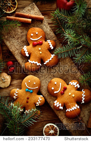 christmas food. gingerbread man cookies in christmas setting.