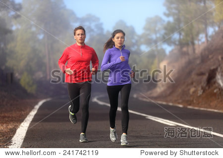 男人和女人健康的跑步运动员锻炼在山路上。男性和女性健身慢跑模型制定训练马拉松森林路上在神奇的自然景观。两个运动员 - 人物,运动\/娱乐活动 - 站酷海洛创意正版图片,视频,音乐素材交易平台 - Shutterstock中国独家合作伙伴 - 站酷旗下品牌