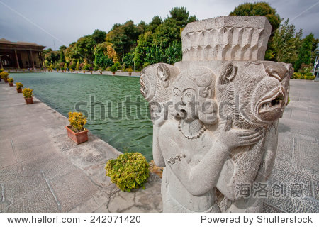 池附近的石头雕塑的女人和狮子波斯宫殿Hash