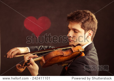 艺术和艺术家。优雅的恋爱中的青年小提琴家拉