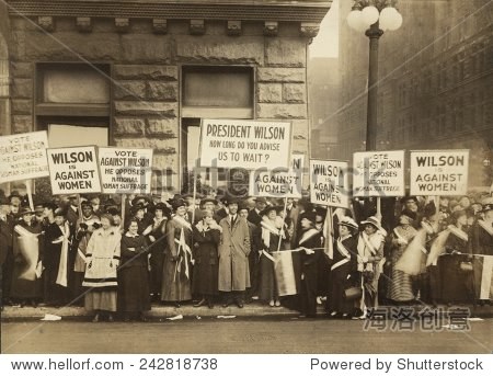 群妇女选举权的支持者与标语牌示威,威尔逊对