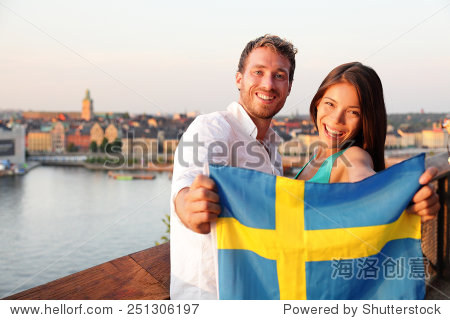 在斯德哥尔摩瑞典人持有瑞典国旗。坦诚的新鲜