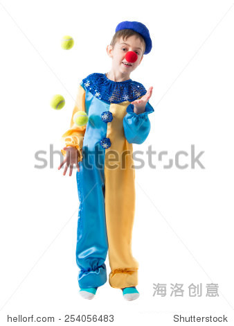 小男孩穿着小丑装的三个球,微笑在白色的背景