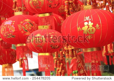 中国大红灯笼高高挂,词语的意思是祝福和好运