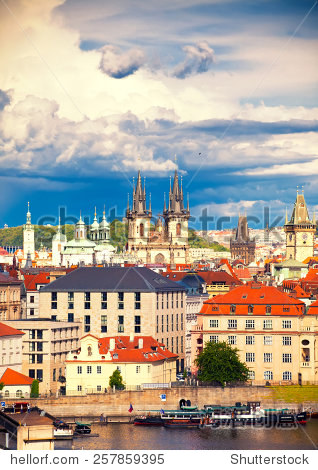 视图老城广场和Tyn教堂,布拉格,捷克共和国 - 建
