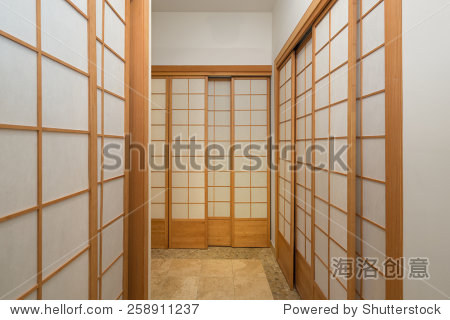 高禅宗Shoji推拉门衣柜导致浴室。日本房间隔