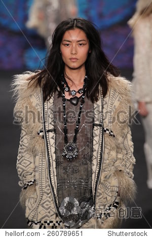 纽约- 2月18日:模特刘雯安娜苏的跑道走时装秀