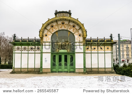 Karlsplatz Stadtbahn站在维也纳,奥地利。由奥
