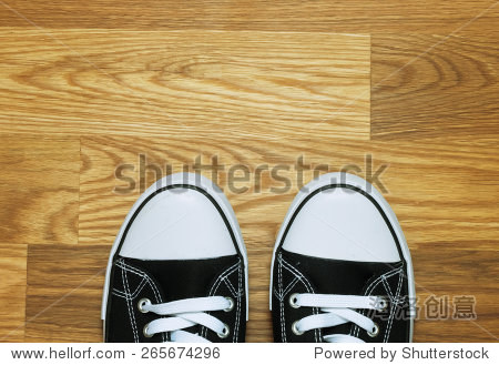 一双帆布橡胶底帆布鞋从上面射在木地板上 - 物