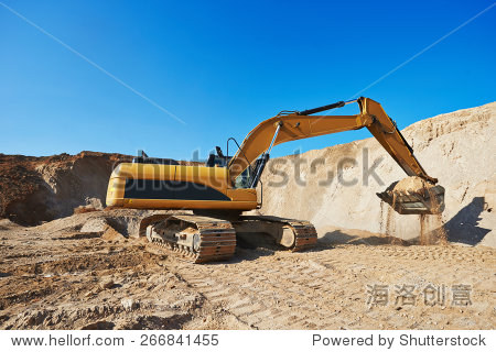 exavation机械挖掘机在采砂场土方工作-交通运