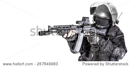 俄罗斯特种部队运营商黑色制服和防弹头盔 - 人
