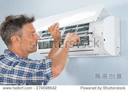 中年男技师修理空调的画像-人物,其它-海洛创意