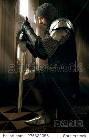 古代骑士金属盔甲剑站在皇宫中单膝跪下-人物