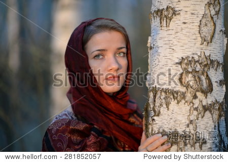 俄罗斯女孩在一条围巾桦树森林 - 人物 - 站酷海